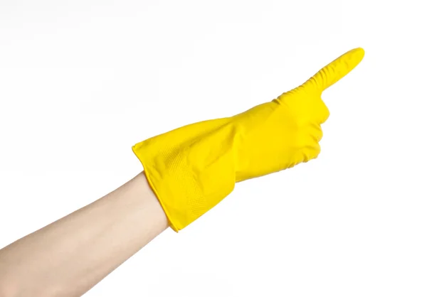 Домашнє завдання, миття і прибирання теми: рука людини тримає жовтий і носить гумові рукавички для прибирання ізольовані на білому тлі в студії — стокове фото