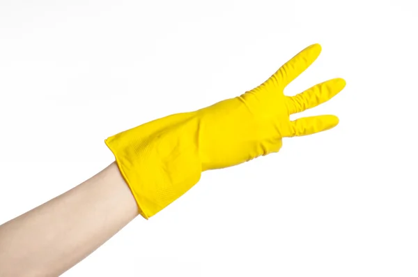 Huiswerk, wassen en schoonmaken van het thema: man's hand met een geel en draagt rubber handschoenen voor het reinigen van geïsoleerd op een witte achtergrond in studio — Stockfoto