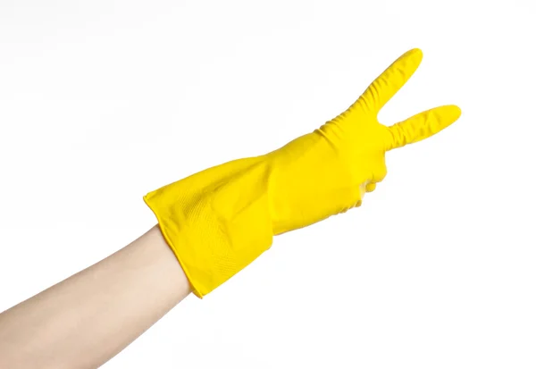 家庭作业，洗涤和清洁的主题: 持有黄色和戴橡胶手套清洗分离在工作室中的白色背景上的人的手 — 图库照片