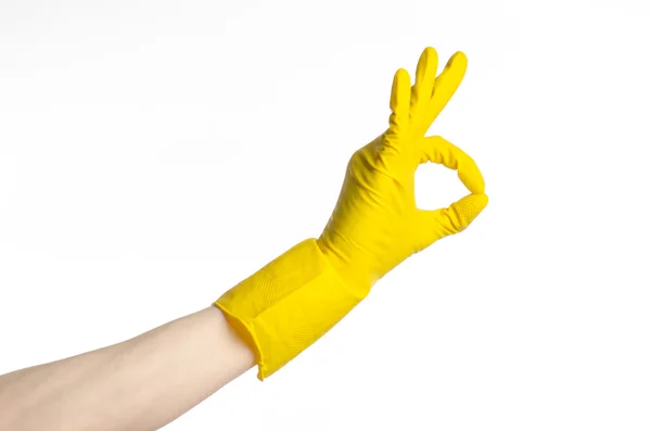 家庭作业，洗涤和清洁的主题: 持有黄色和戴橡胶手套清洗分离在工作室中的白色背景上的人的手 — 图库照片
