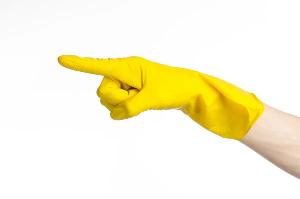 การบ้าน การล้าง และการทําความสะอาดธีม มือของผู้ชายถือสีเหลือง และสวมถุงมือยางสําหรับทําความสะอาด ที่แยกจากพื้นหลังสีขาวในสตูดิโอ — ภาพถ่ายสต็อก