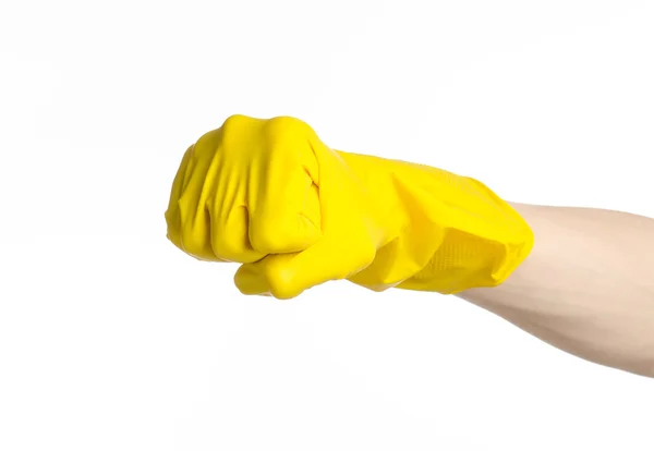 Compiti, lavaggio e pulizia del tema: la mano dell'uomo tiene un giallo e indossa guanti di gomma per la pulizia isolati su sfondo bianco in studio — Foto Stock