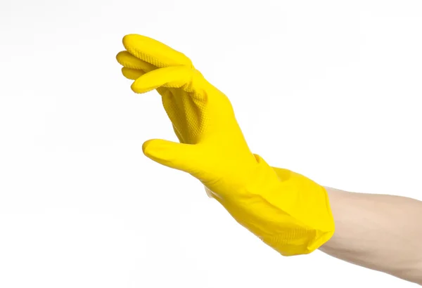 Les devoirs, le lavage et le nettoyage du thème : la main de l'homme tenant un jaune et porte des gants en caoutchouc pour le nettoyage isolé sur fond blanc en studio — Photo