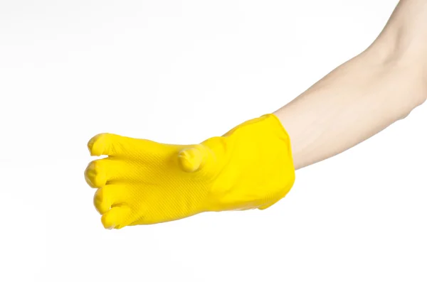 Compiti, lavaggio e pulizia del tema: la mano dell'uomo tiene un giallo e indossa guanti di gomma per la pulizia isolati su sfondo bianco in studio — Foto Stock