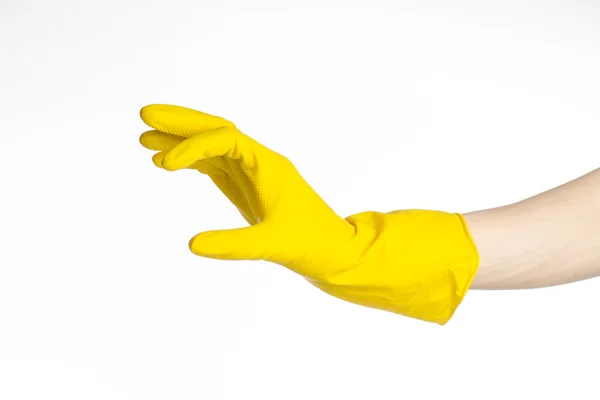 Compiti, lavaggio e pulizia del tema: la mano dell'uomo tiene un giallo e indossa guanti di gomma per la pulizia isolati su sfondo bianco in studio — Foto Stock