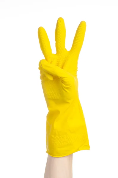 Huiswerk, wassen en schoonmaken van het thema: man's hand met een geel en draagt rubber handschoenen voor het reinigen van geïsoleerd op een witte achtergrond in studio — Stockfoto