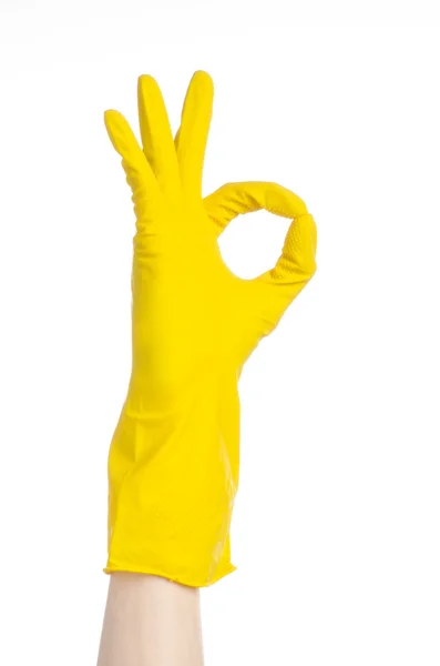 Compiti, lavaggio e pulizia del tema: la mano dell'uomo tiene un giallo e indossa guanti di gomma per la pulizia isolati su sfondo bianco in studio — Foto Stock