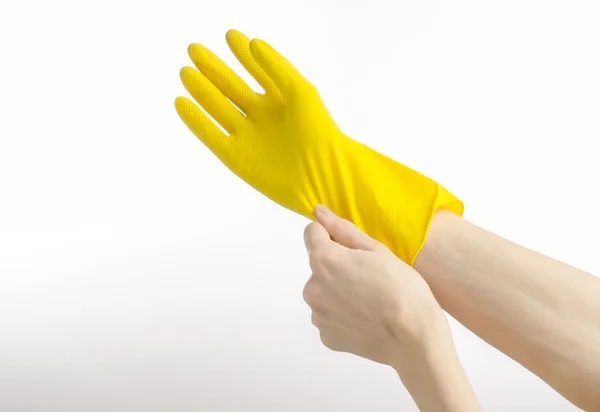 Compiti, lavaggio e pulizia del tema: la mano dell'uomo tiene un giallo e indossa guanti di gomma per la pulizia isolati su sfondo bianco in studio — Foto Stock