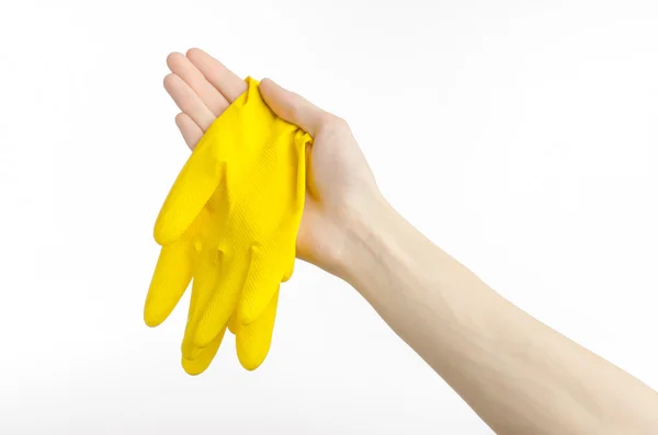 Les devoirs, le lavage et le nettoyage du thème : la main de l'homme tenant un jaune et porte des gants en caoutchouc pour le nettoyage isolé sur fond blanc en studio — Photo