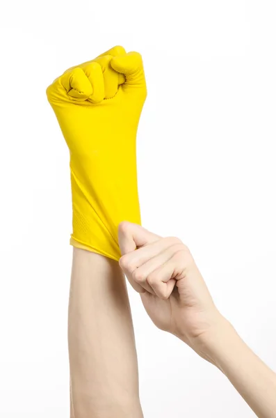 Tareas, lavado y limpieza del tema: la mano del hombre sostiene un amarillo y usa guantes de goma para limpiar aislado sobre fondo blanco en el estudio — Foto de Stock