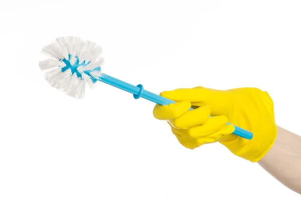 Nettoyage de la maison et des toilettes : main humaine tenant une brosse de toilette bleue en gants de protection jaunes isolés sur fond blanc en studio — Photo