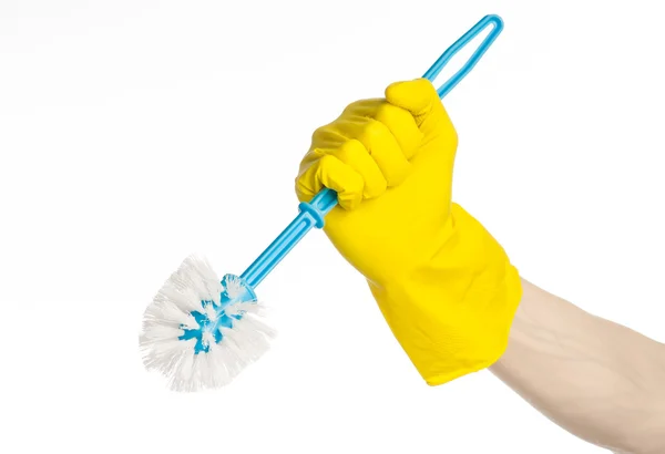 Nettoyage de la maison et des toilettes : main humaine tenant une brosse de toilette bleue en gants de protection jaunes isolés sur fond blanc en studio — Photo