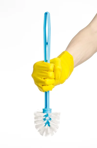 Sprzątanie domu i czyszczenie toalety: ludzką ręką trzymając Szczotka WC niebieski w żółty rękawice ochronne na białym tle na białym tle w studio — Zdjęcie stockowe