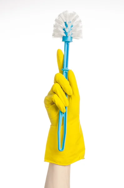 Nettoyage de la maison et des toilettes : main humaine tenant une brosse de toilette bleue en gants de protection jaunes isolés sur fond blanc en studio — Photo