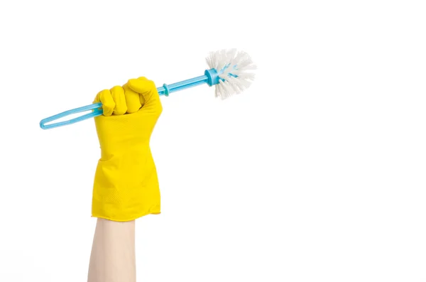 Limpar a casa e limpar o banheiro: mão humana segurando uma escova de banheiro azul em luvas de proteção amarelas isoladas em um fundo branco no estúdio — Fotografia de Stock