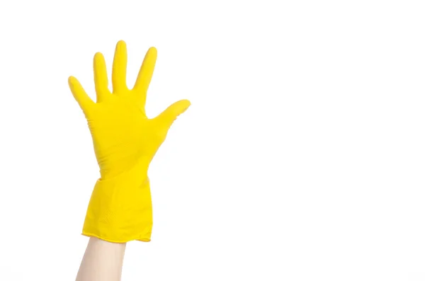 Membersihkan rumah dan membersihkan toilet: tangan manusia memegang sikat toilet biru dengan sarung tangan pelindung kuning terisolasi di latar belakang putih di studio — Stok Foto