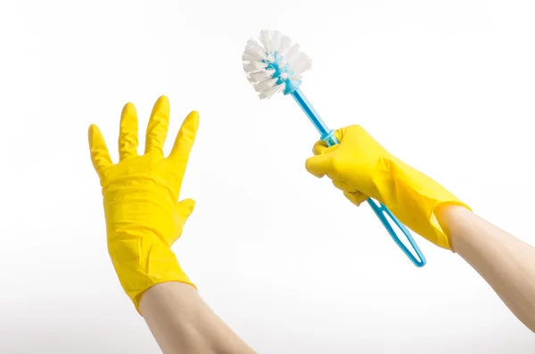 Limpar a casa e limpar o banheiro: mão humana segurando uma escova de banheiro azul em luvas de proteção amarelas isoladas em um fundo branco no estúdio — Fotografia de Stock