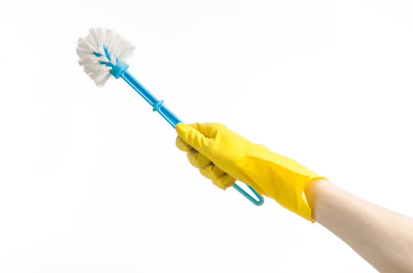 Nettoyage de la maison et des toilettes : main humaine tenant une brosse de toilette bleue en gants de protection jaunes isolés sur fond blanc en studio — Photo