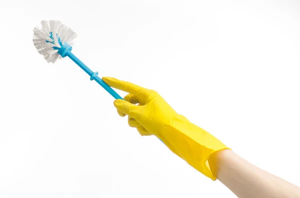 Nettoyage de la maison et des toilettes : main humaine tenant une brosse de toilette bleue en gants de protection jaunes isolés sur fond blanc en studio — Photo