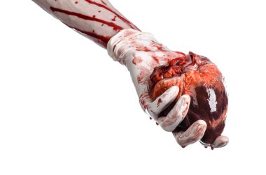 İşlem ve tıp Tema: insan kalbi Studio beyaz bir arka plan üzerinde izole bir kanlı beyaz eldiven tutarak kanlı el cerrahı