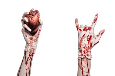 İşlem ve tıp Tema: insan kalbi Studio beyaz bir arka plan üzerinde izole bir kanlı beyaz eldiven tutarak kanlı el cerrahı