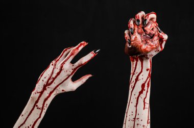 Kanlı korku ve Halloween Tema: korkunç kanlı eller kanlı insan kalbi tutan bir siyah arka plan üzerine siyah çivi ile izole Studio arka plan