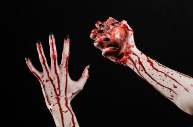 Kanlı korku ve Halloween Tema: korkunç kanlı eller kanlı insan kalbi tutan bir siyah arka plan üzerine siyah çivi ile izole Studio arka plan