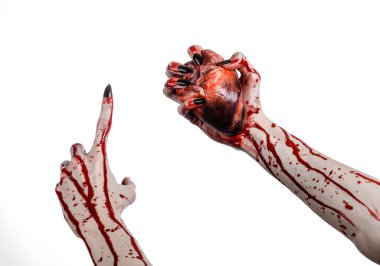 Kanlı korku ve Halloween Tema: korkunç kanlı eller kanlı insan kalbi beyaz bir arka plan üzerinde tutarak siyah çivi ile izole Studio arka plan