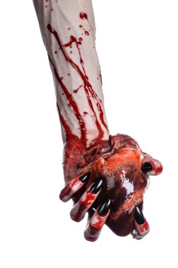 Kanlı korku ve Halloween Tema: korkunç kanlı eller kanlı insan kalbi beyaz bir arka plan üzerinde tutarak siyah çivi ile izole Studio arka plan