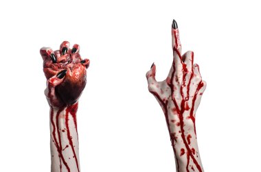 Kanlı korku ve Halloween Tema: korkunç kanlı eller kanlı insan kalbi beyaz bir arka plan üzerinde tutarak siyah çivi ile izole Studio arka plan