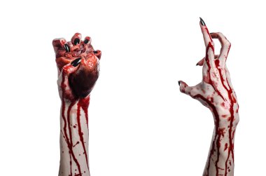 Kanlı korku ve Halloween Tema: korkunç kanlı eller kanlı insan kalbi beyaz bir arka plan üzerinde tutarak siyah çivi ile izole Studio arka plan