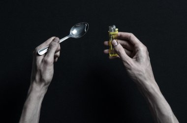 Uyuşturucu ve uyuşturucu bağımlılığı konu karşı mücadele: el bağımlısı yalanlar üzerine karanlık bir masa ve çevresinde ilaçlardır, bir üst stüdyo