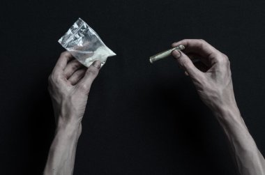 Uyuşturucu ve uyuşturucu bağımlılığı konu karşı mücadele: el bağımlısı yalanlar üzerine karanlık bir masa ve çevresinde ilaçlardır, bir üst stüdyo