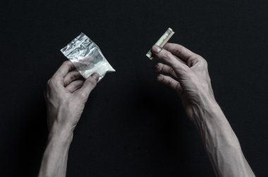 Uyuşturucu ve uyuşturucu bağımlılığı konu karşı mücadele: el bağımlısı yalanlar üzerine karanlık bir masa ve çevresinde ilaçlardır, bir üst stüdyo