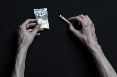 Uyuşturucu ve uyuşturucu bağımlılığı konu karşı mücadele: el bağımlısı yalanlar üzerine karanlık bir masa ve çevresinde ilaçlardır, bir üst stüdyo