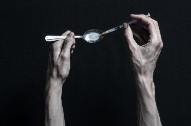Uyuşturucu ve uyuşturucu bağımlılığı konu karşı mücadele: el bağımlısı yalanlar üzerine karanlık bir masa ve çevresinde ilaçlardır, bir üst stüdyo