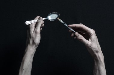 Uyuşturucu ve uyuşturucu bağımlılığı konu karşı mücadele: el bağımlısı yalanlar üzerine karanlık bir masa ve çevresinde ilaçlardır, bir üst stüdyo