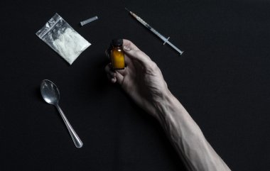 Uyuşturucu ve uyuşturucu bağımlılığı konu karşı mücadele: el bağımlısı yalanlar üzerine karanlık bir masa ve çevresinde ilaçlardır, bir üst stüdyo