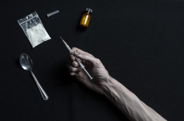 Uyuşturucu ve uyuşturucu bağımlılığı konu karşı mücadele: el bağımlısı yalanlar üzerine karanlık bir masa ve çevresinde ilaçlardır, bir üst stüdyo