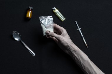 Uyuşturucu ve uyuşturucu bağımlılığı konu karşı mücadele: el bağımlısı yalanlar üzerine karanlık bir masa ve çevresinde ilaçlardır, bir üst stüdyo