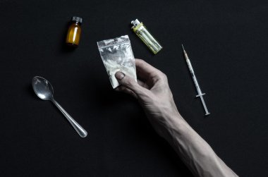 Uyuşturucu ve uyuşturucu bağımlılığı konu karşı mücadele: el bağımlısı yalanlar üzerine karanlık bir masa ve çevresinde ilaçlardır, bir üst stüdyo