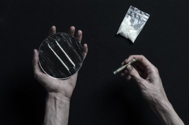 Uyuşturucu ve uyuşturucu bağımlılığı konu karşı mücadele: el bağımlısı yalanlar üzerine karanlık bir masa ve çevresinde ilaçlardır, bir üst stüdyo