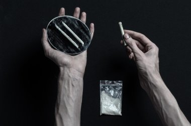 Uyuşturucu ve uyuşturucu bağımlılığı konu karşı mücadele: el bağımlısı yalanlar üzerine karanlık bir masa ve çevresinde ilaçlardır, bir üst stüdyo