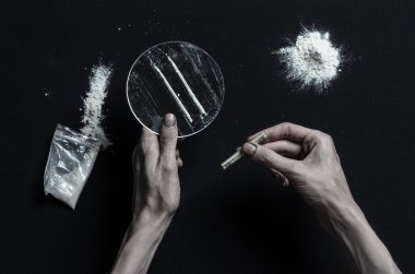 Uyuşturucu ve uyuşturucu bağımlılığı konu karşı mücadele: el bağımlısı yalanlar üzerine karanlık bir masa ve çevresinde ilaçlardır, bir üst stüdyo