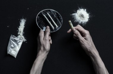 Uyuşturucu ve uyuşturucu bağımlılığı konu karşı mücadele: el bağımlısı yalanlar üzerine karanlık bir masa ve çevresinde ilaçlardır, bir üst stüdyo