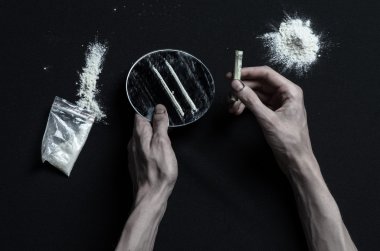 Uyuşturucu ve uyuşturucu bağımlılığı konu karşı mücadele: el bağımlısı yalanlar üzerine karanlık bir masa ve çevresinde ilaçlardır, bir üst stüdyo