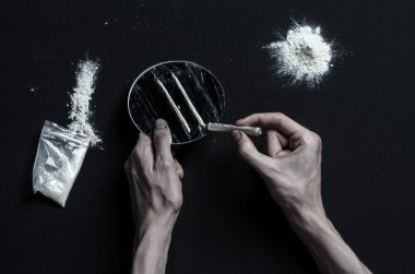 Uyuşturucu ve uyuşturucu bağımlılığı konu karşı mücadele: el bağımlısı yalanlar üzerine karanlık bir masa ve çevresinde ilaçlardır, bir üst stüdyo