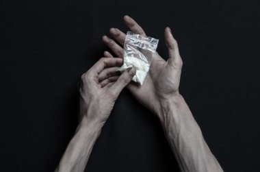 Uyuşturucu ve uyuşturucu bağımlılığı konu karşı mücadele: el bağımlısı yalanlar üzerine karanlık bir masa ve çevresinde ilaçlardır, bir üst stüdyo