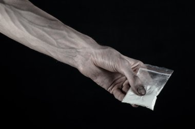 Uyuşturucu ve uyuşturucu bağımlılığı konu karşı mücadele: kirli el çantası bağımlısı kokain stüdyoda siyah bir zemin üzerine tutarak