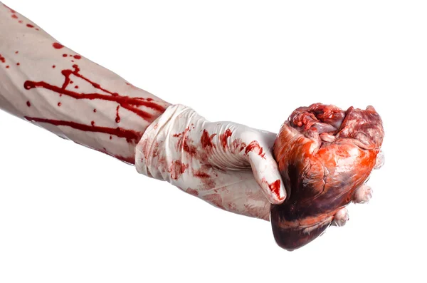 Operacji i medycyna tematu: krwawa ręka chirurga gospodarstwa ludzkiego serca w krwawy białe rękawiczki na białym tle na białym tle w studio — Zdjęcie stockowe